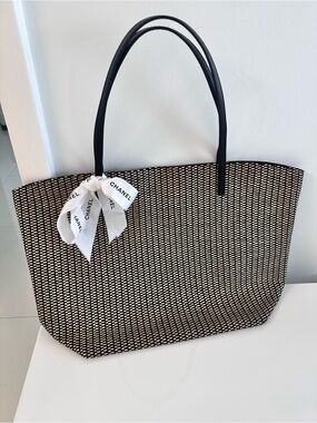 Raffia Summer bag in excellent conditions, Chanel ribbon charm
